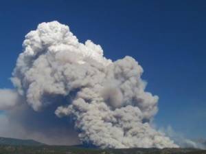 A 40,000-foot column of smoke rises from the Pacheco fire near Ski Santa Fe in New Mexico. (photo: Brent Wachter)