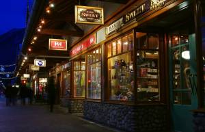 Evening in downtown Banff (photo: FTO/Kevin Gawenus)