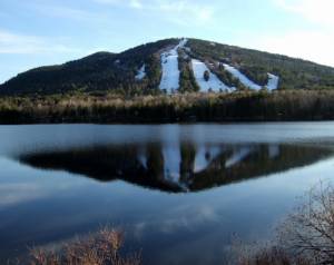 Shawnee Peak in Maine, viewed across Moose Pond. (photo: Stevage)