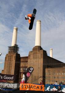 Rocco van Straten of The Netherlands goes airborne over London in Saturday's World Cup Big Air snowboard competition in the British capital. (photo: FIS/Oliver Kraus)