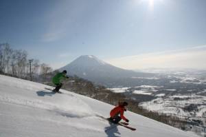 Cruising Niseko's groomers (photo: NPB) Cruising Niseko's groomers (photo: NPB)