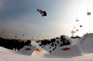 American snowboarder Sam Hulbert competes in Sunday's Super Finals at the 10th annual Red Bull Nanshan Open in Beijing, China. (photo: pmstudio)