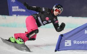 Switzerland's Patrizia Kummer races to victory in an LG Snowboard FIS World Cup parallel slalom Saturday night in the Russian capital of Moscow. (photo: FIS/Oliver Kraus) Switzerland's Patrizia Kummer races to victory in an LG Snowboard FIS World Cup parallel slalom Saturday night in the Russian capital of Moscow. (photo: FIS/Oliver Kraus)