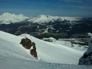 The Pinnacles, with the Three Sisters beyond (photo: FTO/Marc Guido)