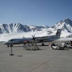 A Horizon Air Q400 sits on the tarmac at Mammoth Yosemite Airport in 2010. (photo: Mgw89)