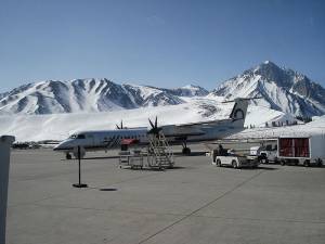 A Horizon Air Q400 sits on the tarmac at Mammoth Yosemite Airport in 2010. (photo: Mgw89) A Horizon Air Q400 sits on the tarmac at Mammoth Yosemite Airport in 2010. (photo: Mgw89)