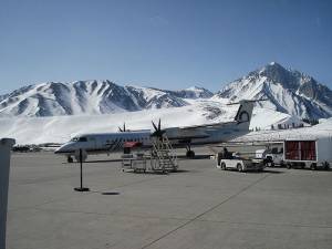 A Horizon Air Q400 sits on the tarmac at Mammoth Yosemite Airport in 2010. (photo: Mgw89)