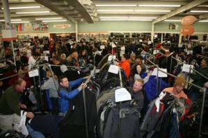 The frenzied pace of shopping for ski gear in Alabama (photo: Unclaimed Baggage Center)