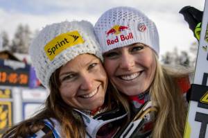 Lindsey Vonn and Julia Mancuso smile in St. Moritz after finishing 1-3 in the second Audi FIS Alpine World Cup super G (photo: Getty Images/AFP - Fabrice Coffrini)