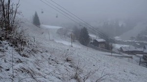Snow is falling today in La Clusaz, but it's not enough to rescue the Christmas holiday for the French ski resort. (image: screenshot from Office de Tourisme SEML La Clusaz video)