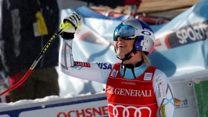 Lindsey Vonn smiles in the finish line on Friday after winning her 16th World Cup race in Lake Louise, Canada. (photo: FIS/Agence Zoom)