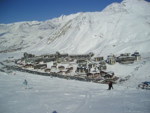 "Tignes in winter" by Tonkie. Licensed under CC BY-SA 3.0 via Wikimedia Commons)