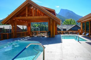 The two rooftop hot pools at the Moose Hotel & Suites in Banff, Alta., Canada. (photo: Moose Hotel & Suites)