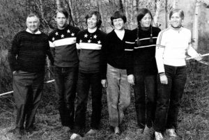 The Cochran Family with the backyard rope tow in 1972: left to right, Mickey, Bob, Marilyn, Ginny, Lindy, and Barbara Ann. (photo: Peter Miller via New England Ski Museum)