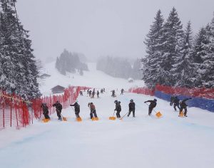 The Swiss Army did its best to clean the Lauberhorn race track for today's downhill at Wengen, but theirefforts were in vain. (photo: FIS)