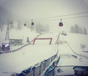 Snowfall envelops the finish area in Zauchensee on Friday. (photo: FIS)