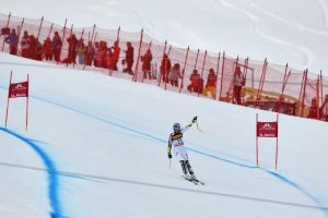 Lindsey Vonn waves to the crowd after skiing out of the course. (photo: Getty Images/AFP-Dimitar Dilkoff via USSA)