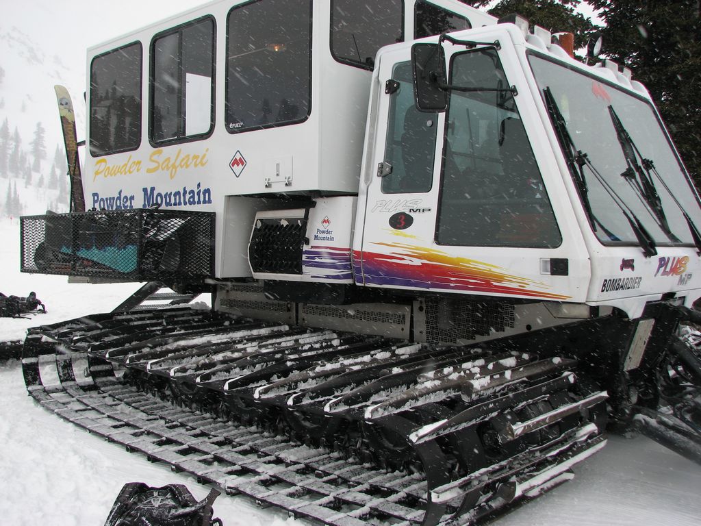 00_powdermt_snowcat_110224.jpg