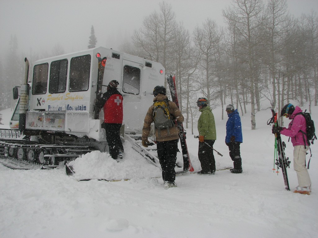 01a_powdermt_snowcat_leftys_110224.jpg