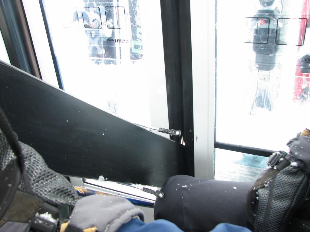 02 snowbasin ski gondi door 100406.jpg