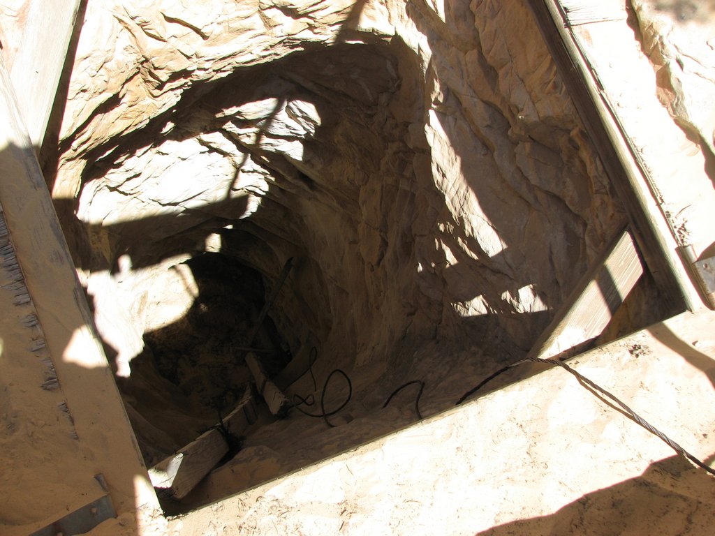 10 san rafael swell - copper globe mine shaft 100531.jpg