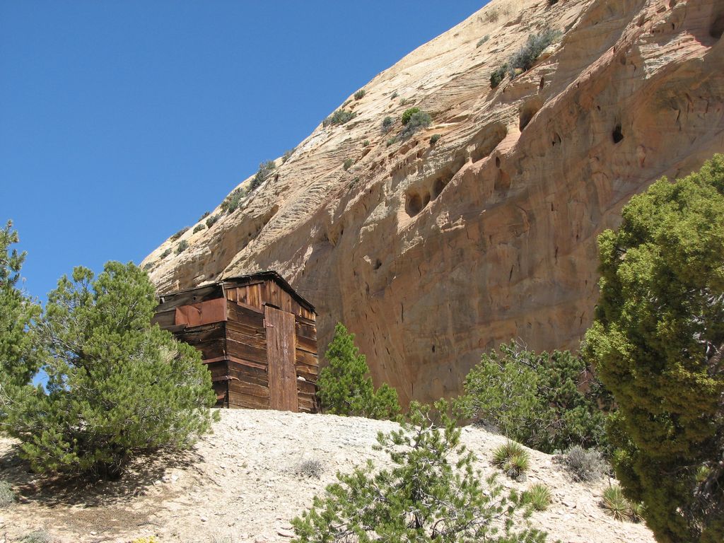 13 san rafael swell - copper globe mine shack 100531.jpg