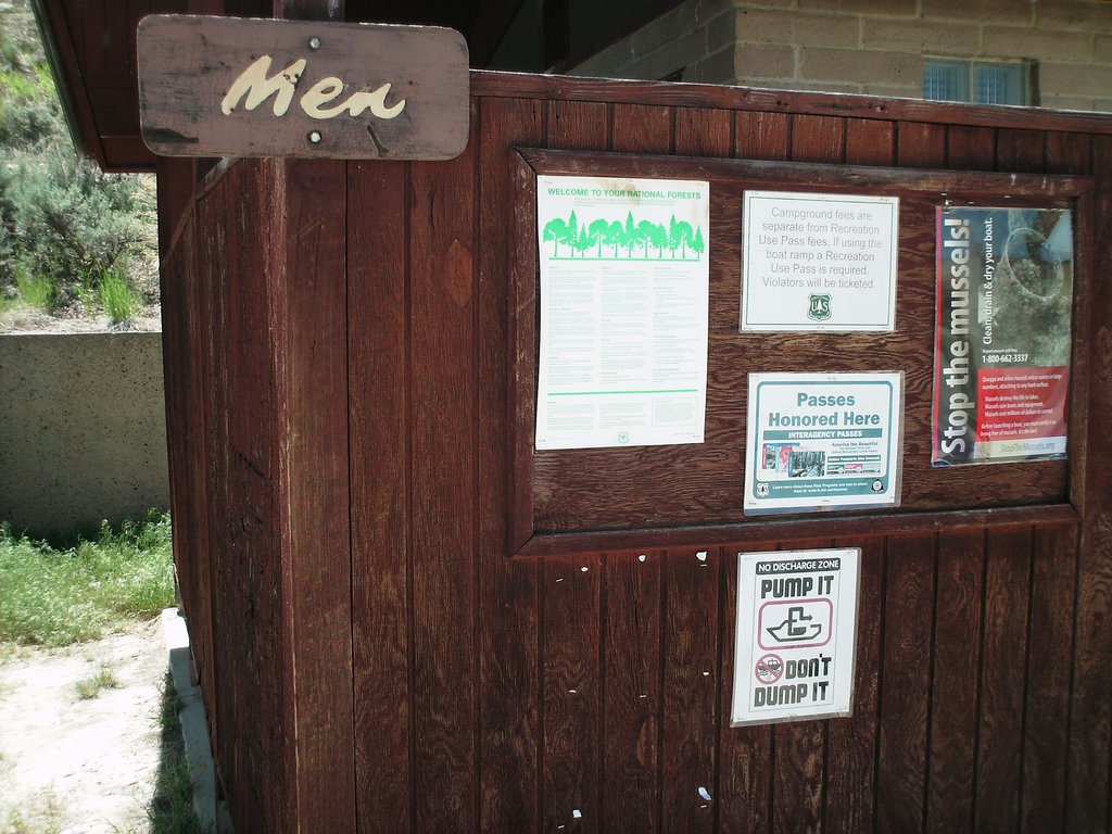 15 flaming gorge mens room signage100627.jpg
