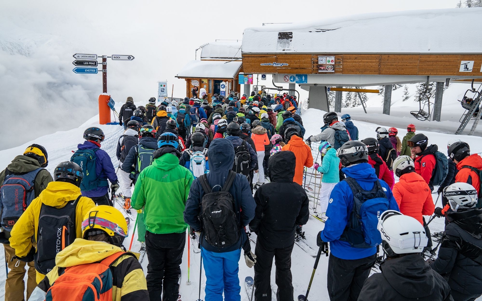 What are the busy and quiet weeks in winter 2025/2026?