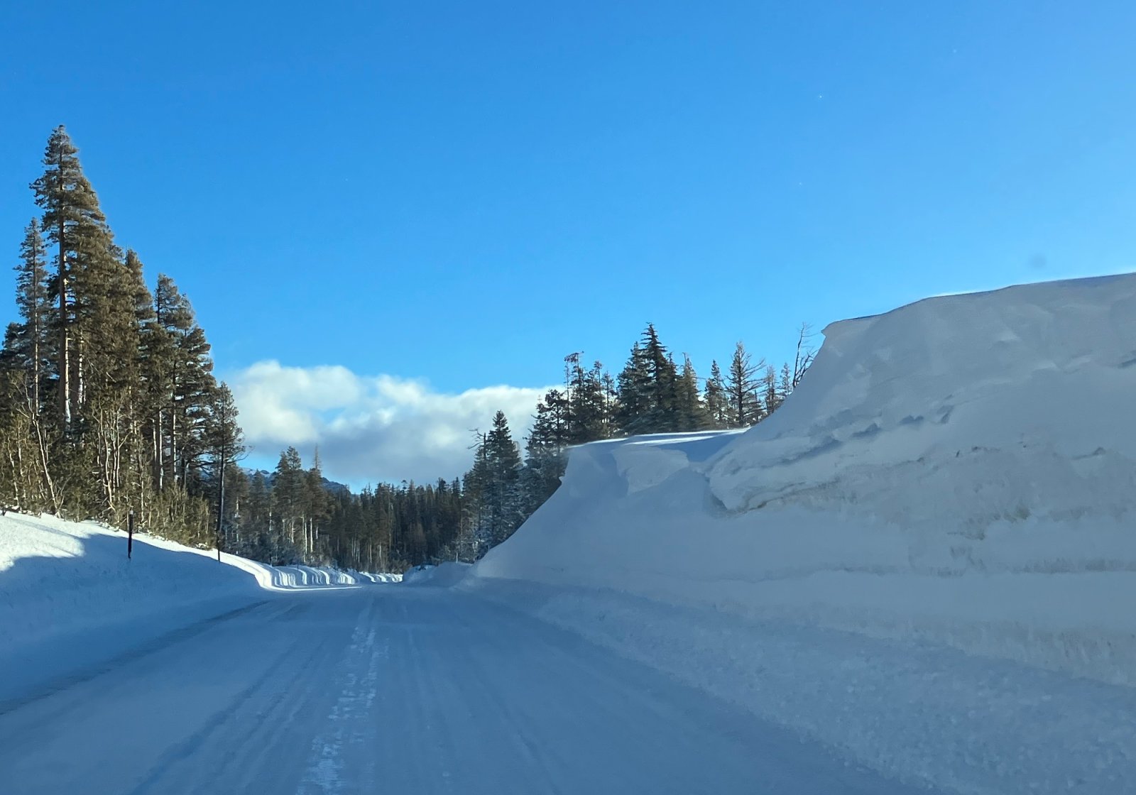 8277SnowbanksOnRoad.JPG