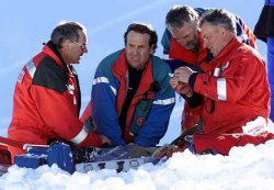 Doctors attempt to revive the victim of a Davos avalanche (Reuters Photo/Andy Mettler)