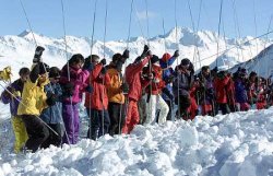 More then 100 rescue workers search in the snow for victims after an avalanche on the Meierhoftal ski slope in the area of Parsenn near Davos, Switzerland (Reuters Photo/Andy Mettler)