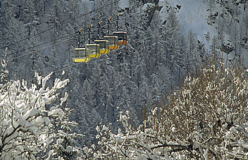 Pulse gondolas reach toward Ruillans Pass (photo: Bertrand Boone)