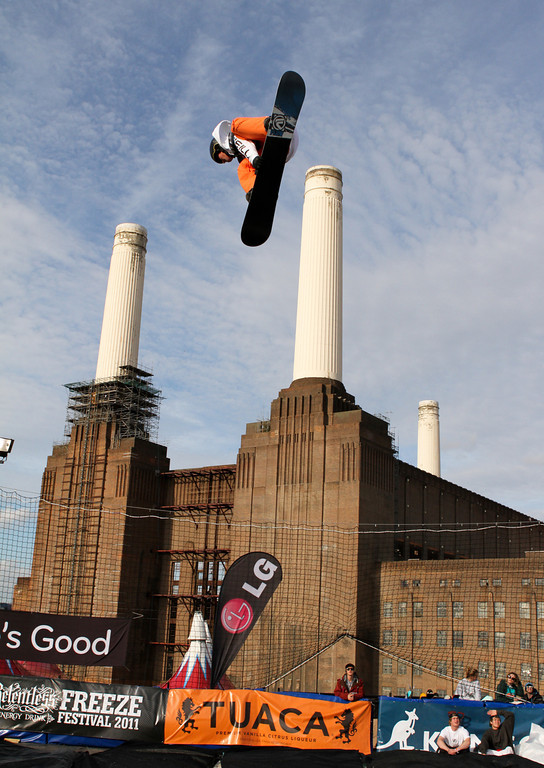 Rocco van Straten of The Netherlands goes airborne over London during a World Cup stop in the British capital in October 2011. (photo: FIS/Oliver Kraus)