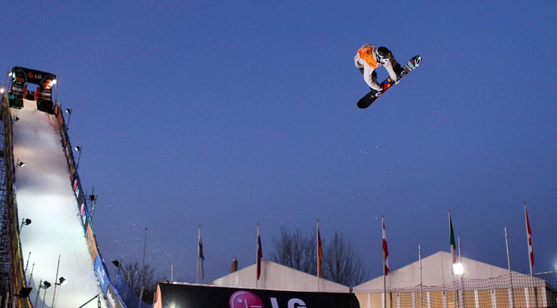 Sweden's Niklas Mattsson in the finals of Saturday's World Cup Big Air contest in Stockholm. (photo: FIS/Oliver Kraus)