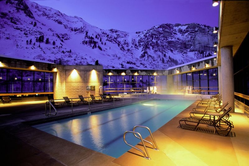 The rooftop pool at the Cliff Lodge at Snowbird, Utah (file photo: Snowbird Ski and Summer Resort)