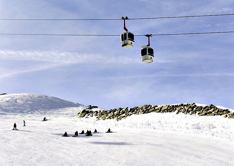 British Snowboarder Clings to Life After Fall in Chamonix