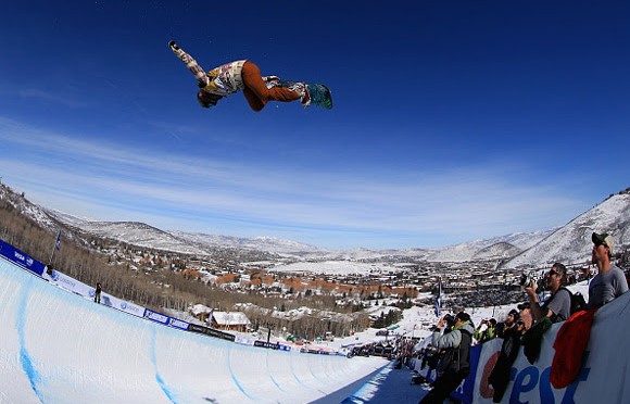 Chloe Kim scored a historic perfect 100 at the 2016 U.S Snowboarding Park City Grand Prix on Saturday. (photo: Getty Images-Tom Pennington)