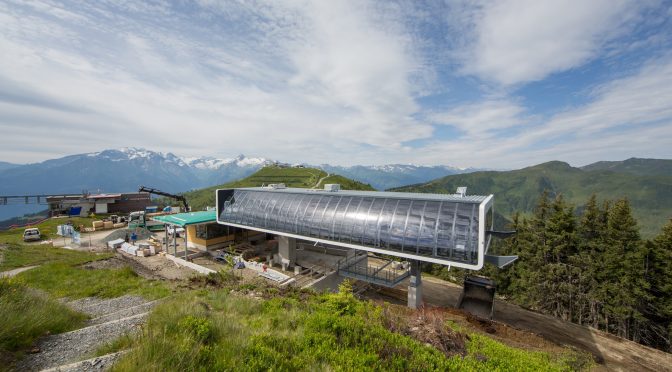 Workers install the new zellamseeXpress lift in Austria. (photo: Schmittenhöhebahn)