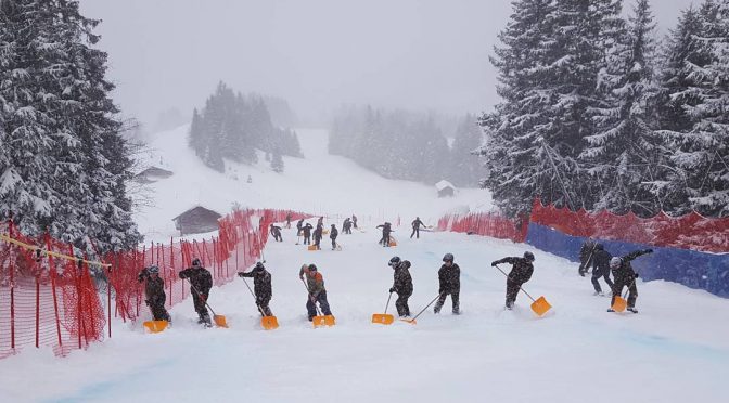 The Swiss Army did its best to clean the Lauberhorn race track for today's downhill at Wengen, but theirefforts were in vain. (photo: FIS)